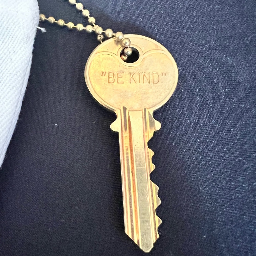 Necklace “The Giving Key” - Be Kind - Picture 3 of 3